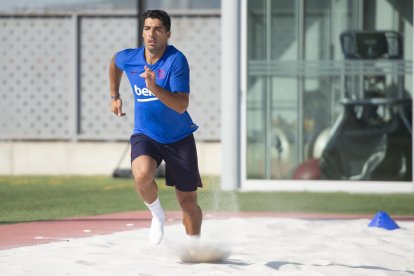 Luis Suárez va començar a entrenar-se ahir en solitari a l’espera que tornin els seus companys.