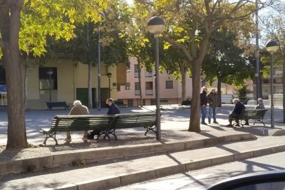 Padrins al carrer perquè encara estan tancades - El fet que les llars municipals per a la tercera edat estiguin tancades està provocant que els usuaris habituals passin més temps al carrer, com es veu en aquesta imatge del barri de Magraners. Ta ...