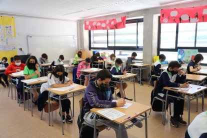 Els alumnes de sisè de Primària del col·legi La Mitjana, durant les proves ahir al matí.