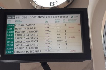 Pantalla que anuncia trens anul·lats a l’estació de Lleida.