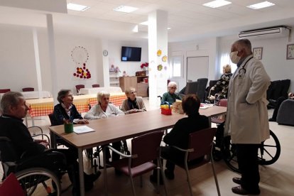 Mayores y trabajadores confinados en la Residencia del Cinca de Fraga. 