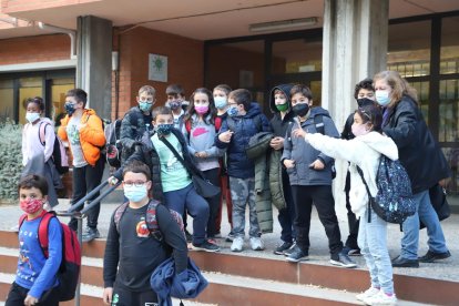 Alumnes del col·legi Frederic Godàs de Cappont al sortir ahir de classe.