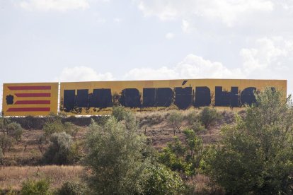 El mural, amb el text i l’estrella de l’estelada tapats amb pintura negra ahir a la tarda.