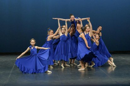 El grup de primer d’ESO, durant l’actuació al Certamen Nacional de Dansa de Burgos.