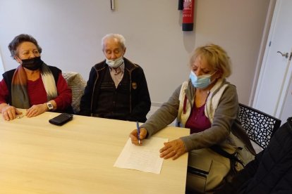 Gimena firmando el lunes la escritura con los anteriores propietarios de la vivienda. 