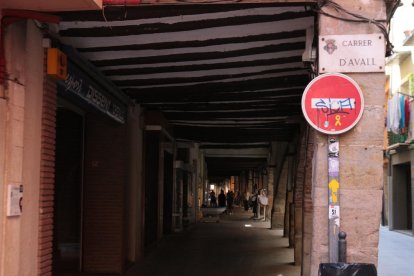 Els porxos del carrer d’Avall tenen poca llum durant el dia encara que faci un clima assolellat.