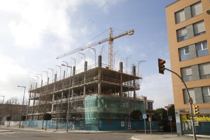 Edifici en construcció a Lleida, en una imatge d’arxiu.