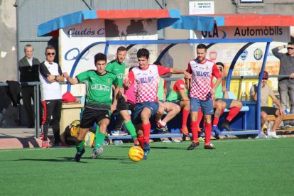 Jordi López, del Balaguer, conduce el balón ante la oposición de un jugador del Cervera.