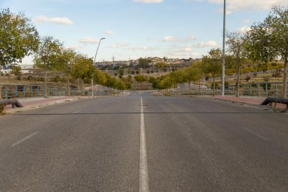 El pont d’accés a Torre Salses té quatre carrils, però el vial que discorre per la Bordeta només en té dos.