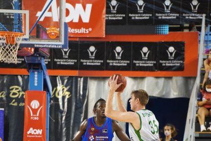 Ibou Badji defensa Simon Birgander durant les semifinals de la Lliga Catalana davant de la Penya.