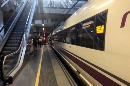 Imagen de un tren AVE parado en la estación de Girona.