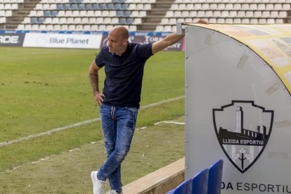 Gabri observa con gesto de preocupación el partido del domingo contra el Ibiza Islas Pitiusas.