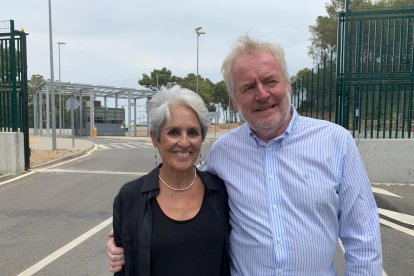 Joan Baez i Bill Shipsey a la porta de la presó de Mas Enric.