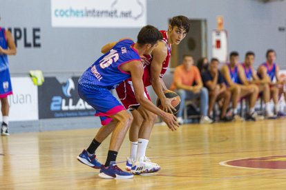 Àlex Rubín de Celis és defensat per Carlos Manzanares.