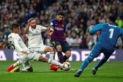 Luis Suárez, en el moment d’anotar el 0-1, malgrat l’oposició de Varane i Carvajal.