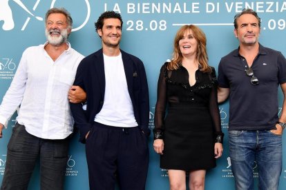 L’actriu Emmanuelle Seigner, esposa de Polanski, ahir a la Mostra amb l’elenc de ‘J’accuse’.