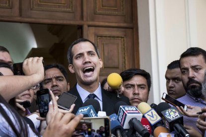 Guaidó, ayer, a las puertas del Parlamento venezolano.