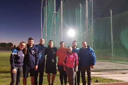 Grup de llançadors del Lleida UA, amb els entrenadors David Rubio i Albert Segués.