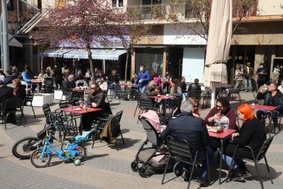 Imatge de clients en una terrassa de Lleida ciutat diumenge passat.