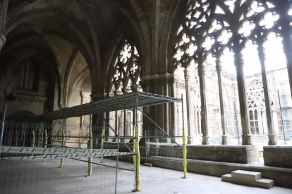 L’interior del claustre de la Seu Vella ja llueix les bastides amb un pas segur per a l’accés dels visitants a l’interior de la nau central.