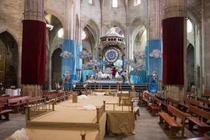 L’interior de l’església de Santa Maria de Cervera, ahir durant l’inici de l’adequació.