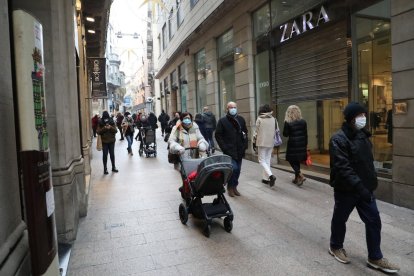 L’Eix Comercial de Lleida presentava ahir aquest aspecte.