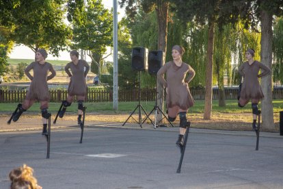 Último ensayo abierto  - FiraTàrrega acogió ayer en el Reguer el último ensayo abierto del programa Suport a la Creació antes del certamen en septiembre. Corrió a cargo de la compañía valenciana Maduixa y su Migrare, una pieza de danza sobr ...