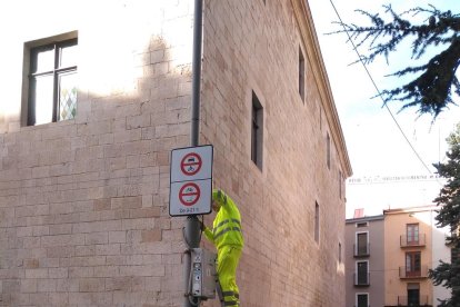 Operaris instal·lant un dels senyals al costat de l'IEI.