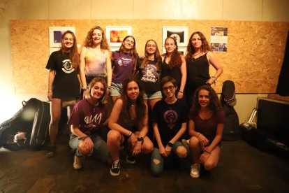 La organizadora y participantes, ayer antes del concierto.