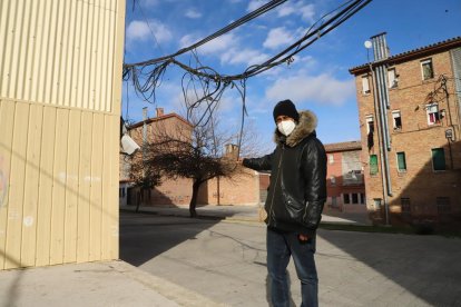 Un veí dels blocs del Grup Mariola, al costat dels cables.