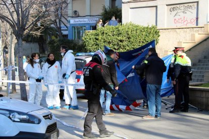 Los equipos de investigación trabajando en el lugar del suceso.