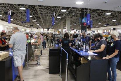 Colas para pagar en la tienda Wala de Lleida, ayer por la mañana. 