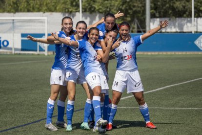 La jugadoras celebran el gol del triunfo, en el tramo final.