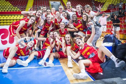 Jugadores i tècnics de la selecció celebren la medalla de bronze.