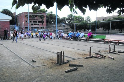 Las ‘bitlles’, una de las actividades incluidas en la fiesta mayor.