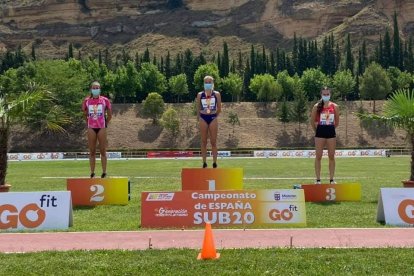 Berta Segura, a la izquierda, en el podio de la prueba de los 400 metros del Estatal sub-20.