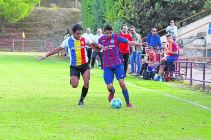 El jugador del Andorra B, Tarik Antonio Mebarak, sobrino de Shakira, pugna con un jugador local.