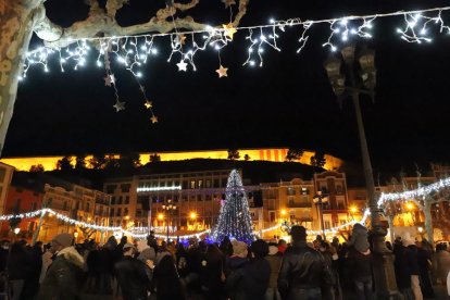 Balaguer. La plaza Mercadal fue el escenario del pistoletazo de salida a las fiestas.