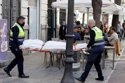 Els treballadors de la funerària van traslladar el cadàver de la víctima.