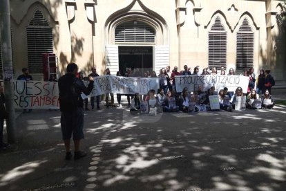 Protesta de los doctorandos de la UdL para que se aplique la subida salarial aprobada