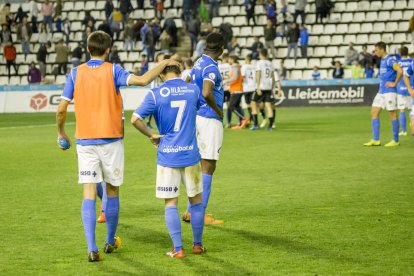 Jugadors del Lleida mostren decepció després de la derrota de diumenge amb el Castelló.