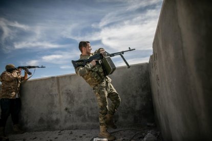 Combatientes gubernamentales luchando en los suburbios de Trípoli, a mediados de este mes.