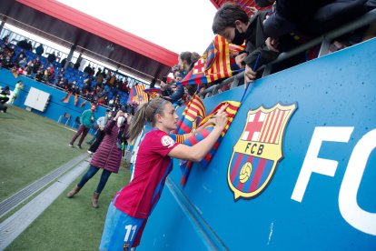 Alexia Putellas, la nueva Balón de Oro, firmando ayer autógrafos.