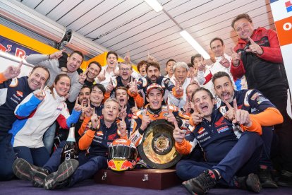 Todo el equipo de Marc Márquez festeja la undécima victoria de la temporada del leridano, que deja la ‘Triple Corona’ muy cerca, así como el récord de puntos de Lorenzo.