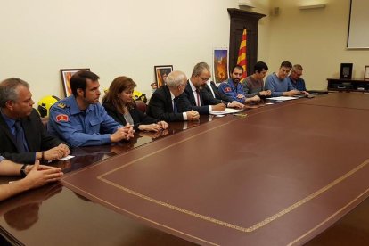 El conseller de Interior, Miquel Buch, firmando ayer el acuerdo con algunos sindicatos. 