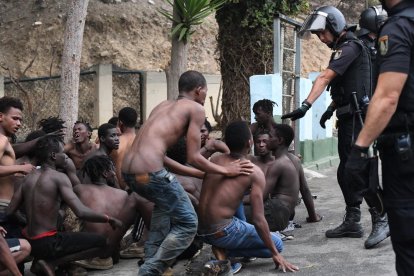 Un total de 155 migrantes entraron en Ceuta saltando su doble valla en la primera incursión del año.