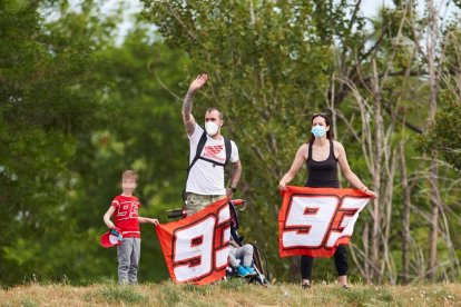 Seguidores de Marc Márquez, ayer en las instalaciones del Circuit de Montmeló.