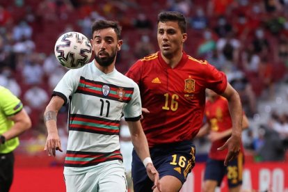 Bruno Fernandes (i) protege un balón ante Rodrigo Hernández durante el partido de ayer.