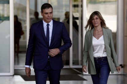 Pedro Sánchez, i la seua esposa, Begoña Gómez, al sortir de l’hospital Quirón Salud Madrid, després de visitar ahir el rei Joan Carles.