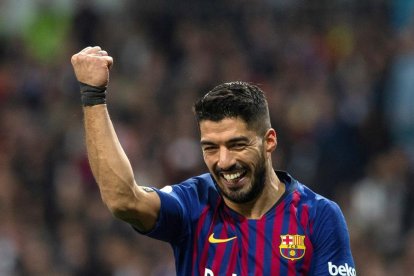 Luis Suárez, que ahir va recuperar l'olfacte golejador, celebra el seu segon gol, anotat de penal que ell mateix va forçar.